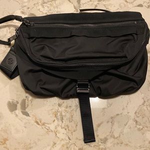 LuLu Lemon Crossbody/Waist Bag. Black.